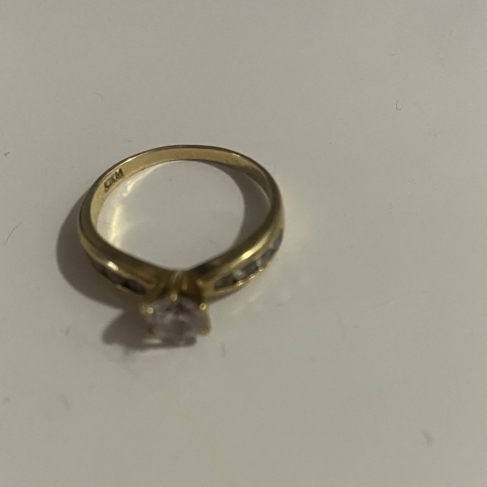 Elegant Gold Ring with Clear Stone
